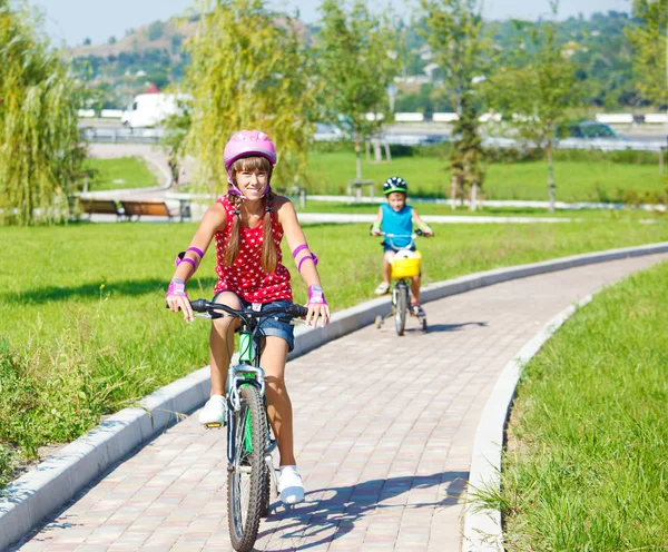 Dziewczyna jazda na rowerze — Zdjęcie stockowe