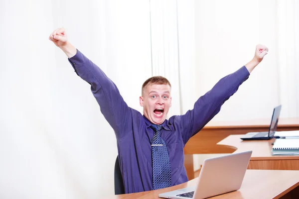 Homem no trabalho, gritando — Fotografia de Stock