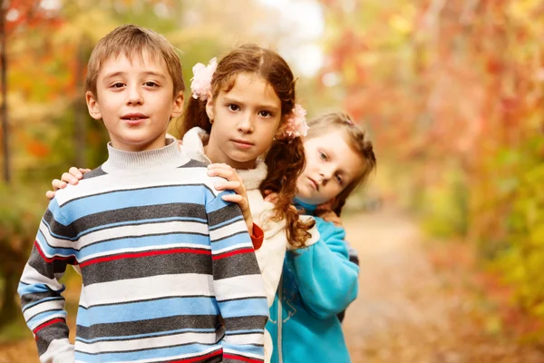 Дети осенью — стоковое фото