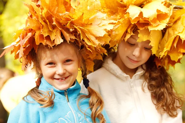 Κορίτσια που φορώντας φθινοπωρινό επικεφαλής στεφάνια — Φωτογραφία Αρχείου