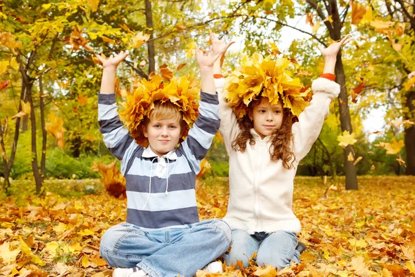 Az őszi két gyerek fejét, koszorúk — Stock Fotó