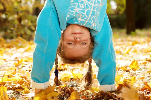 Girl standing upside down — Stock Photo, Image