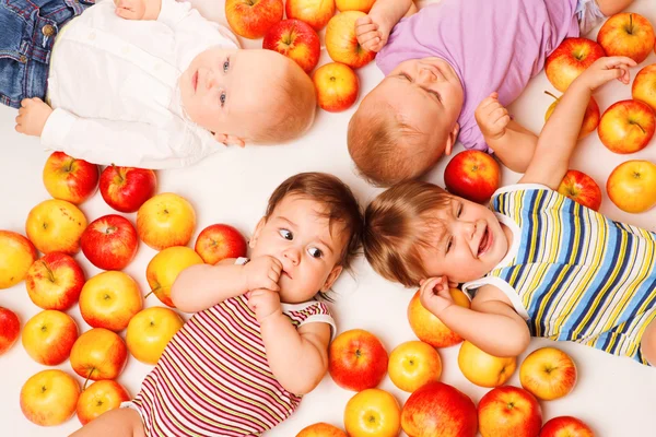Grupo deitado em maçãs — Fotografia de Stock
