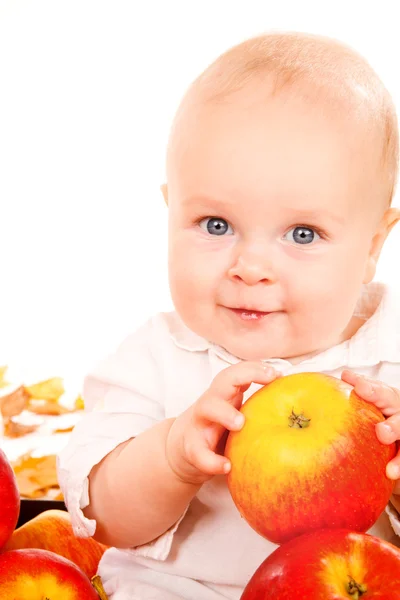 Bebê segurando maçãs nas mãos — Fotografia de Stock