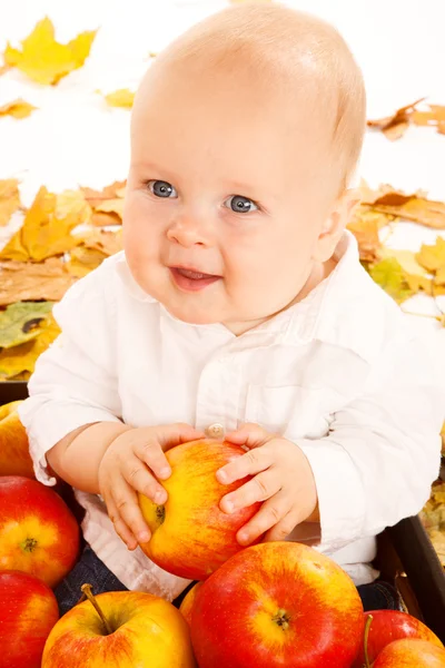 Baby mit Äpfeln — Stockfoto