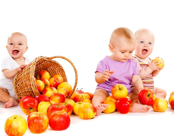 Bebês brincando com maçãs — Fotografia de Stock