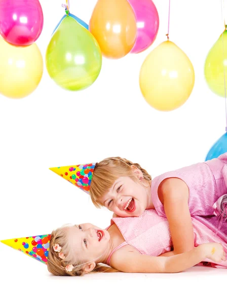 Kleine meisjes in feestmutsen spelen — Stockfoto