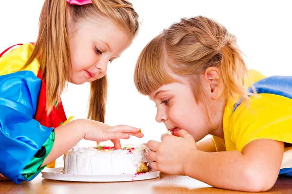 Meninas comendo bolo — Fotografia de Stock