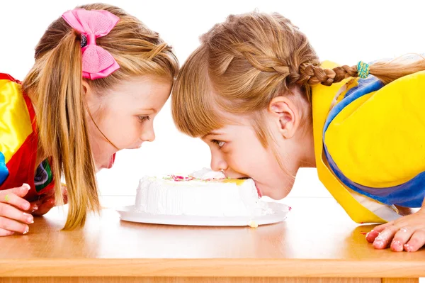 Meisjes taart bijten — Stockfoto