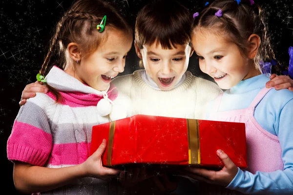 Niños con regalo de Navidad —  Fotos de Stock