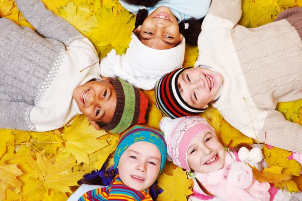 Niños con hojas otoñales —  Fotos de Stock