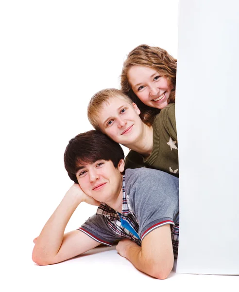 Teenageři ležící za transparent — Stock fotografie