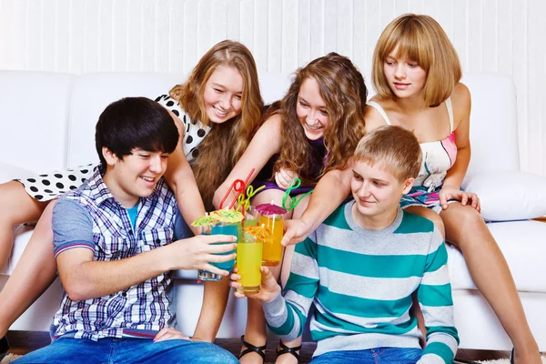 Teenagers clinking glasses — Stock Photo, Image