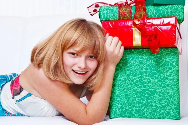 Teenager-Mädchen mit Geschenken — Stockfoto