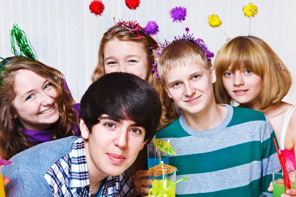 Adolescentes na festa — Fotografia de Stock