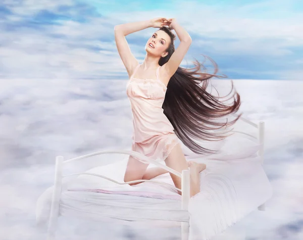 Morena de cabelos longos em um cenário sonhador — Fotografia de Stock