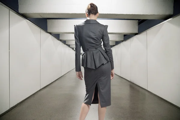 Imagen conceptual de una joven empresaria en un pasillo — Foto de Stock