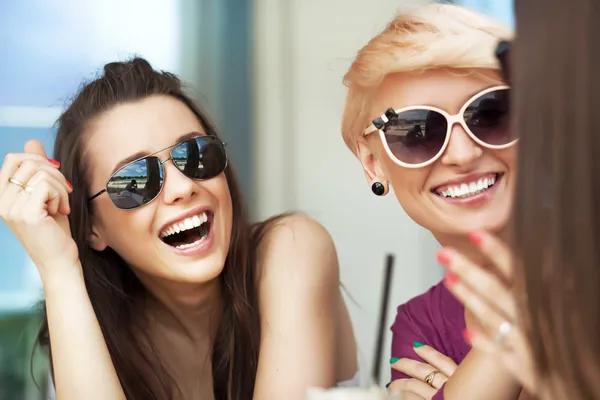 Lächelnde Frauen — Stockfoto