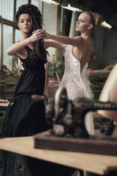 Duas mulheres nostálgicas dançando — Fotografia de Stock