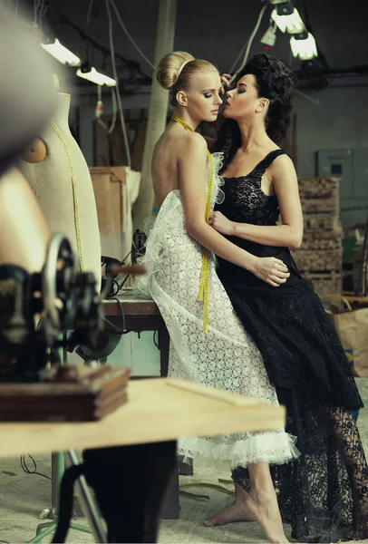 Две потрясающие дамы в романтической позе — стоковое фото