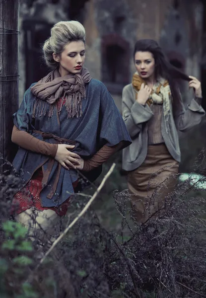 Δύο κοπέλες, φορώντας πουλόβερ — Φωτογραφία Αρχείου