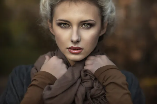 Porträtt av en söt blondin — Stockfoto