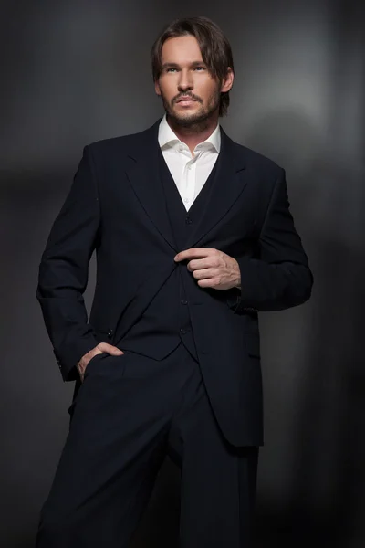 Yakışıklı adam koyu takım elbise — Stok fotoğraf