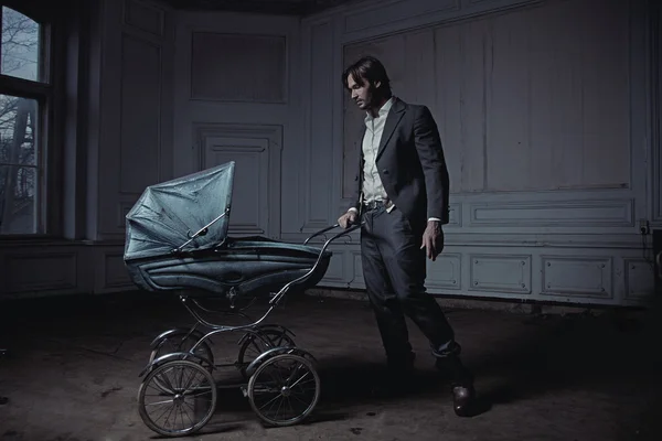 Fashionabla man med en barnvagn — Stockfoto