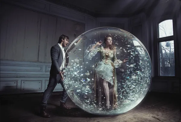 Une jeune femme coincée dans une boule de cristal — Photo