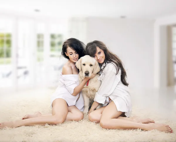 Cute vrouwen met hond lachende — Stockfoto