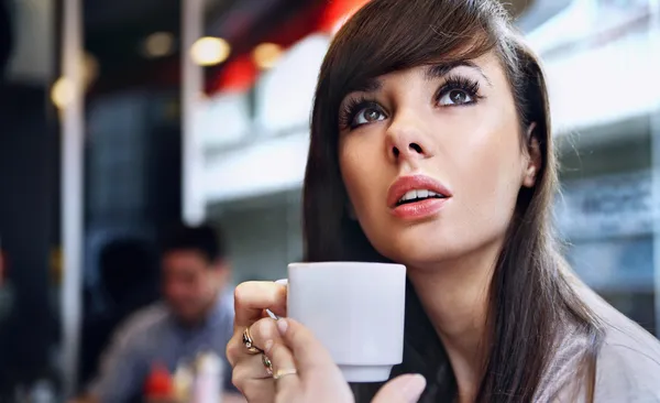 Elegancka kobieta w przerwa na kawę — Zdjęcie stockowe