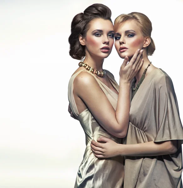 Två eleganta damer kramas — Stockfoto
