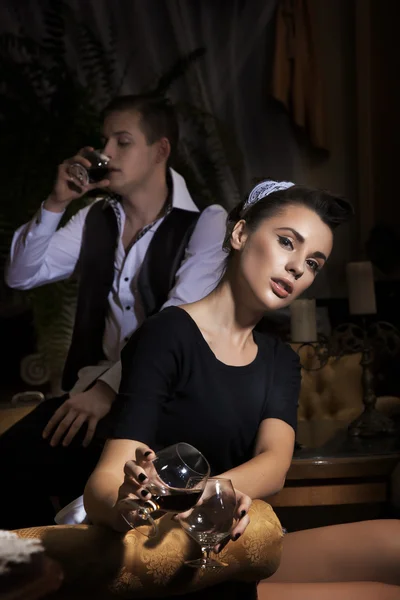 Sexy maid med glas vin — Stockfoto