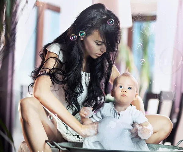Giovane bellezza madre e il suo bambino — Foto Stock