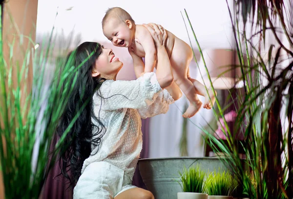 Смеющиеся мама и ребенок — стоковое фото