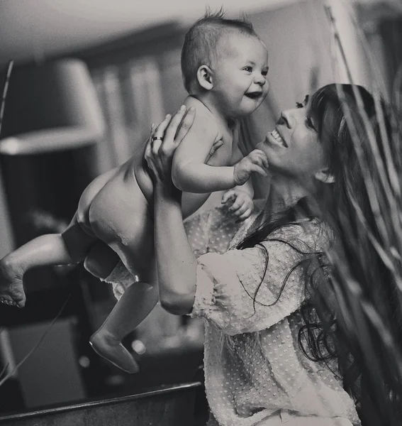 Nahé baby a usměvavá maminka — Stock fotografie