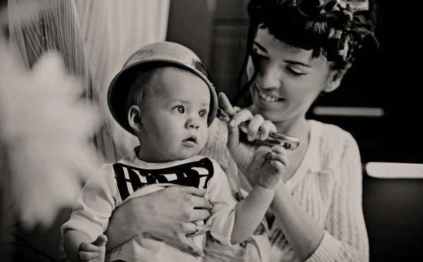 Красуня жінка і дитина з каструлею — стокове фото