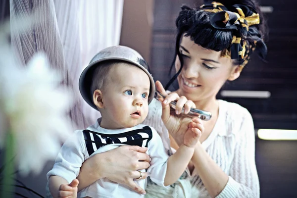 Γυναίκα ομορφιά και το μωρό με την κατσαρόλα — Φωτογραφία Αρχείου