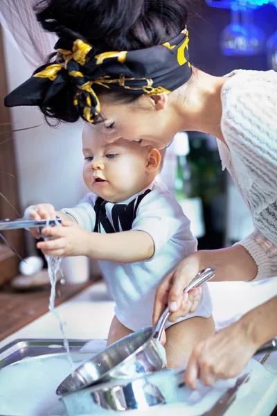 Mooie baby help met wassen — Stockfoto