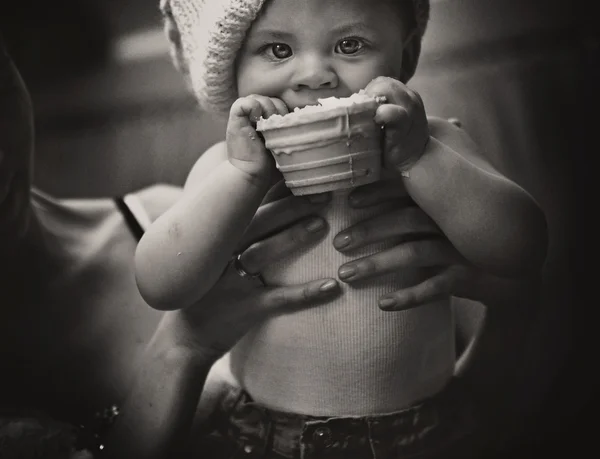 Τρώει το μωρό — Φωτογραφία Αρχείου