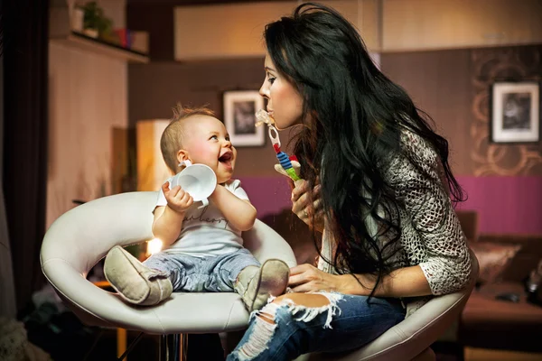 Glimlachende baby spelen met zijn moeder — Stockfoto
