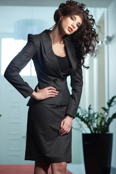 Sexig kvinna som bär elegant kostym — Stockfoto