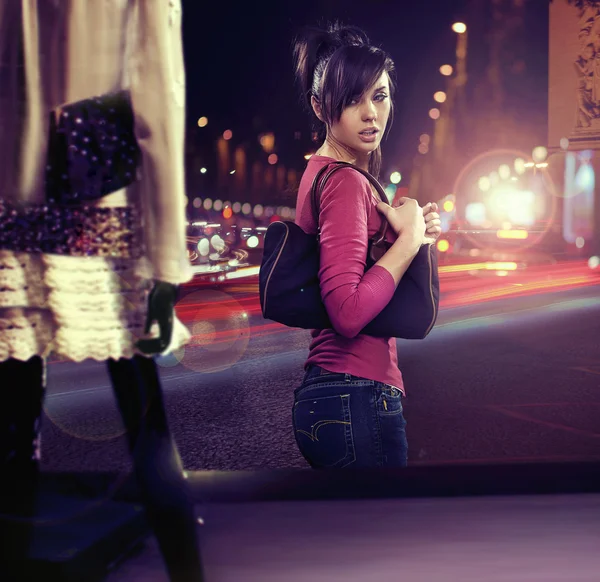 Dükkanı penceresine bakarak yürüyen kadın — Stok fotoğraf