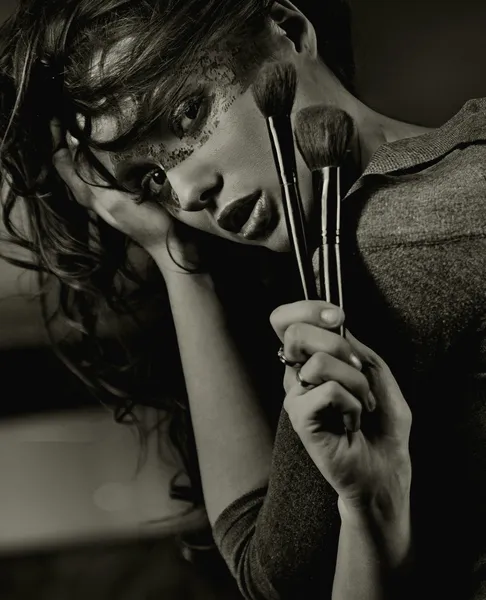 Retrato de una mujer con cepillos — Foto de Stock
