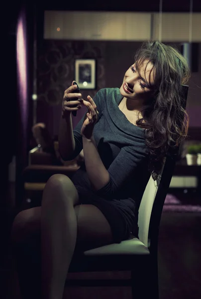 Κομψό lady χρησιμοποιώντας smartphone — Φωτογραφία Αρχείου