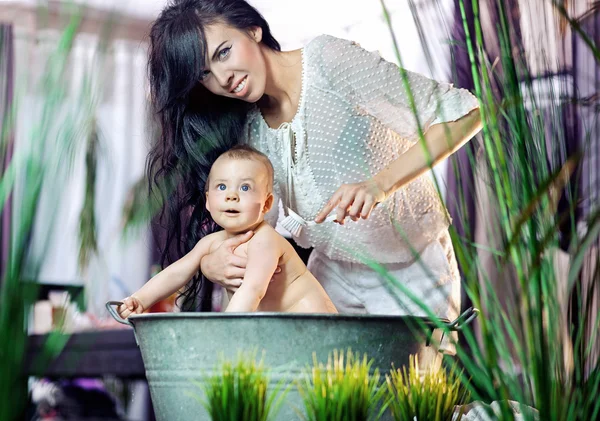 Милая женщина чистит своего ребенка Стоковое Изображение