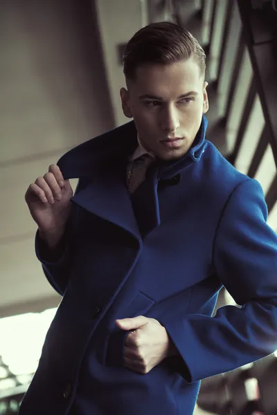 Молодий чоловік в модному пальто — стокове фото