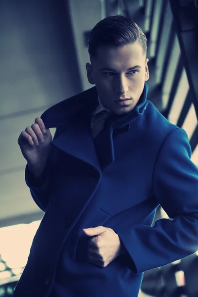 Młody człowiek w modny płaszcz — Zdjęcie stockowe