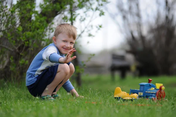 Pojke leker i parken — Stockfoto