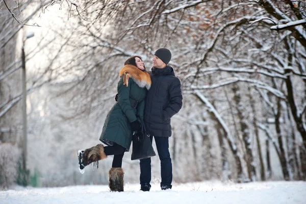 Casal no parque de inverno — Fotografia de Stock